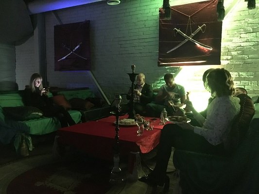 Гости в кальянной комнате