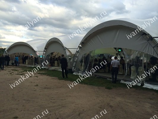 Главный шатер - банкет, трансляция матча.