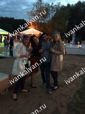 Довольные гости благодарят кальянщика