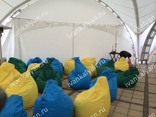 Кальянная зона, оборудованная пуфиками